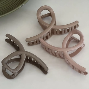 Elegant crisscross shark hair clips in brown and khaki for thick hair