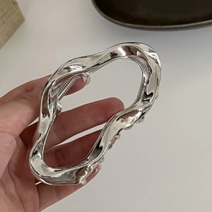 Pince à cheveux minimaliste en métal liquide avec un design irrégulier de vagues argentées