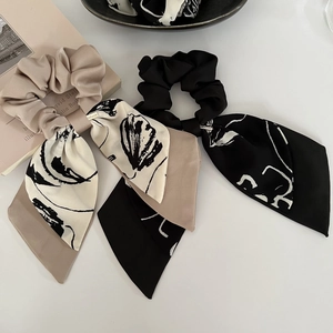 Chouchous minimalistes en satin avec rubans fleuris style encre en beige et noir