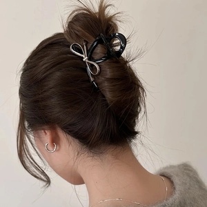 Elegante molletta per capelli a fiocco su una modella che mostra una presa sicura