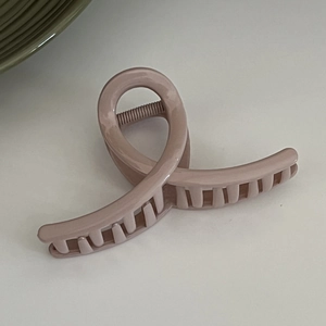 Detail view of the mauve pink matte hair claw clip with deep teeth for thick hair