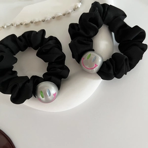 Chouchous en Satin Noir pour Femmes Avec Perle en Métal Visage Souriant Élastiques à Cheveux Durables Accessoires