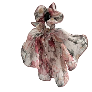 Chouchou floral romantique français avec de longs rubans en mousseline au motif de roses
