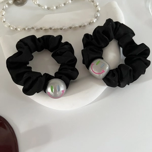 Lot de deux chouchous en satin noir avec perles argentées à motifs smiley colorés