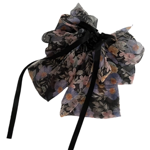 Französische Haarklammer mit Blumendruck, Chiffon-Schleife und langen schwarzen Bändern
