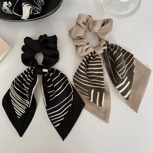 Chouchous minimalistes à nœud et ruban en noir et taupe avec des rayures élégantes