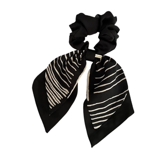 Chouchou minimaliste en satin noir avec ruban rayé et détail métallique fait main