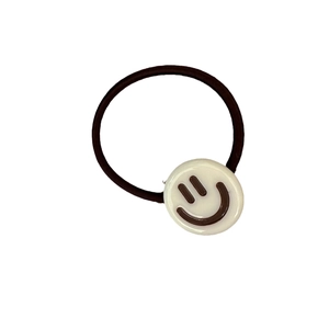 Élastique à cheveux noir minimaliste avec un pendentif visage souriant blanc mignon
