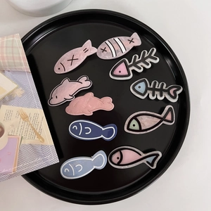 Niedliche Cartoon Fisch und Fischgräte Haarklammern Set in bunten Pastellfarben