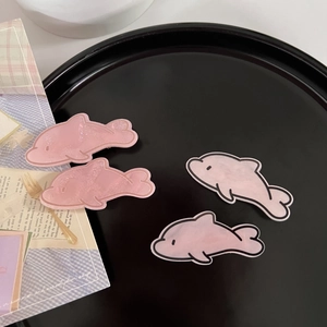 Süße rosa Delphin-Haarklammern aus Acryl für Mädchen auf einem schwarzen Tablett