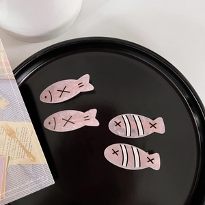 Niedliche rosa Fisch-Haarspangen aus Acryl mit Marmormuster und minimalistischen Motiven