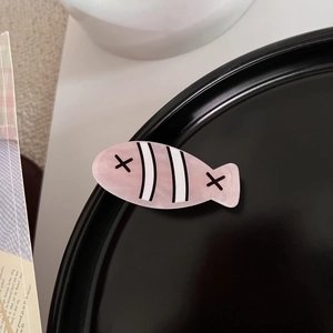 Detailaufnahme der niedlichen rosa Fisch-Haarspange aus hochwertigem Acryl-Acetat
