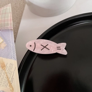 Detailansicht der Acryl-Fisch-Haarspange mit rosa Marmorierung und Musterung