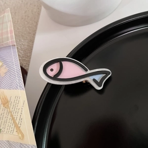 Detailansicht der geschichteten Acryl-Haarklammer mit Cartoon-Fisch in Pink und Blau