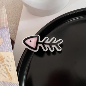 Nahaufnahme der Fischgräten-Haarklammer mit pinkfarbenen und schwarzen Acrylschichten