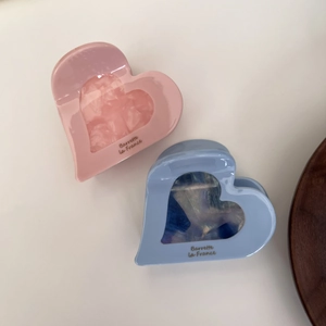 Pinces à cheveux en forme de cœur en acétate rose et bleu avec texture marbrée