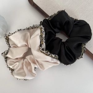 Set de chouchous en satin élégants noir et beige avec bordure en tweed pour queue de cheval