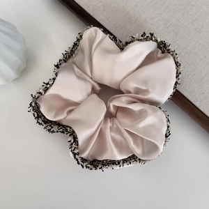 Chouchou satiné rose champagne élégant avec bordure en tweed et élastique robuste