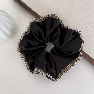 Chouchou élégant en satin noir avec franges tressées tricolores pour queue de cheval