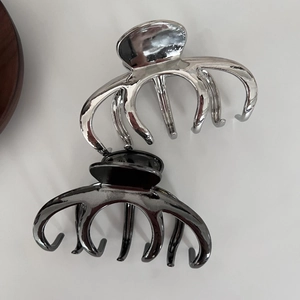 Grandes pinces à cheveux en métal argenté et gris anthracite avec fini miroir