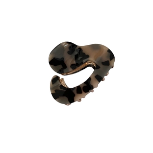 Irregular tortoiseshell acetate hair claw clip with vintage leopard pattern and gold spring