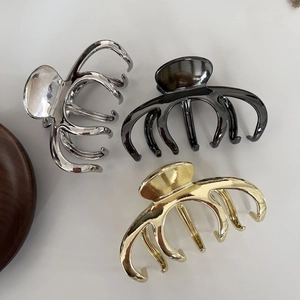 Lot de trois pinces à cheveux en métal doré, argenté et noir avec effet miroir