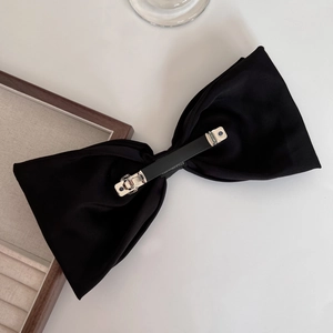 Grande barrette nœud en satin noir élégante avec clip à ressort argenté sur blanc