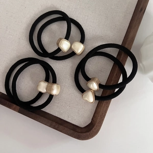 Trois élastiques à cheveux avec perles et accents dorés en formes cœur et carré