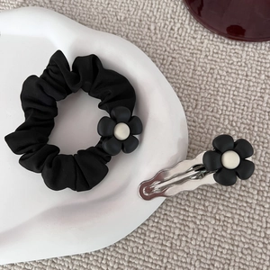 Set elastico nero e fermaglio per capelli a margherita su vassoio in ceramica