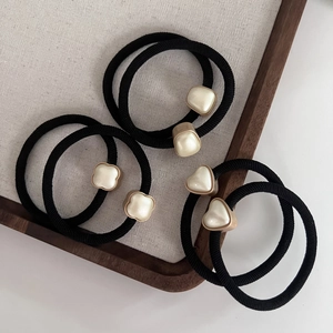 Lot de chouchous élastiques avec perles cœur trèfle et bordure dorée sur bandes noires