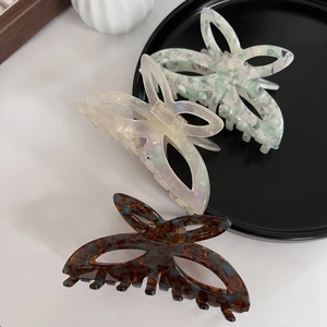 Trois pinces à cheveux papillon en acétate avec motifs marbrés et écaille de tortue