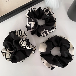 Chouchou Large en Satin Style Coréen Élégant Élastique Plissé Pour Femme Noir Blanc Minimaliste Accessoire Cheveux Queue de Cheval