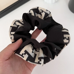 Chouchou élégant en satin noir et blanc avec motif classique de lettres entrelacées