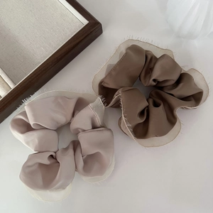 Chouchou élégant en satin avec bordure en tulle froufrou en marron et beige crème