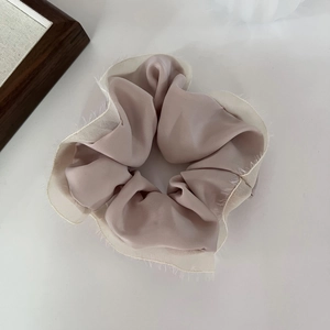 Chouchou élégant en satin rose doux avec bordure en tulle blanc pour un style raffiné