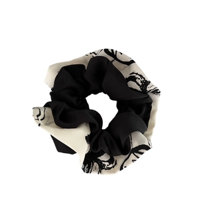 Chouchou élégant en satin multicouche noir et blanc avec imprimés floraux abstraits