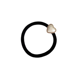 Élastique à cheveux noir avec pendentif cœur perlé et cadre métallique doré élégant