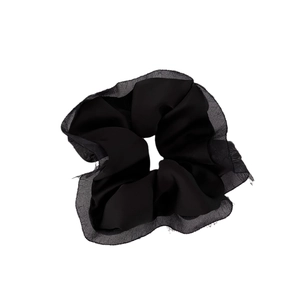 Chouchou élégant en satin noir avec volants en organza pour un look superposé