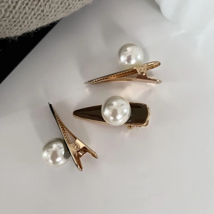 Ensemble de trois barrettes à perles vintage avec métal doré et émail marron chic