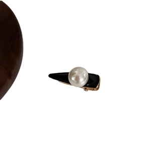 Barrette vintage française avec base en métal doré et élégante perle blanche nacrée