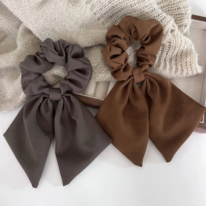 Chouchous élégants avec rubans en gris foncé et marron caramel, tissu texturé doux