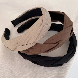 Lot de trois serre-têtes rétro français tressés en beige, marron et noir à texture matelassée