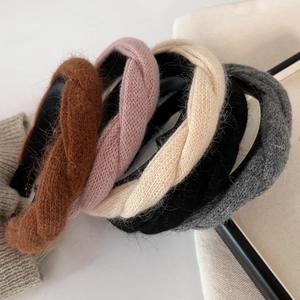Vue détaillée de bandeaux en maille torsadée en marron, rose, crème, noir et gris