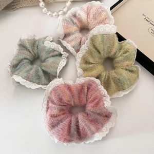 Set di quattro elastici in peluche lavorato a maglia con bordo in pizzo bianco