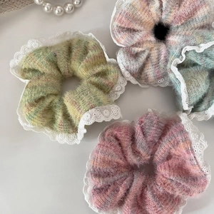Tre elastici per capelli in peluche con bordo in pizzo verde, viola e blu