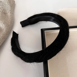 Détail d'un serre-tête noir en peluche tricotée avec imitation mohair et doublure satin