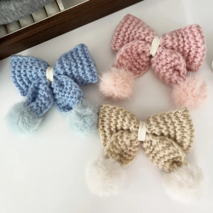 Fermaglio per capelli con fiocco in maglia e pompon soffici in blu rosa e crema