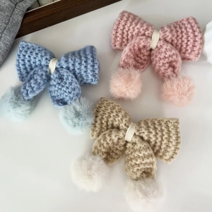 Tre fermagli per capelli a fiocco in maglia rosa, blu e beige con pompon morbidi