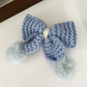 Fermaglio per capelli a fiocco in maglia grigio blu con pompon e cordino crema