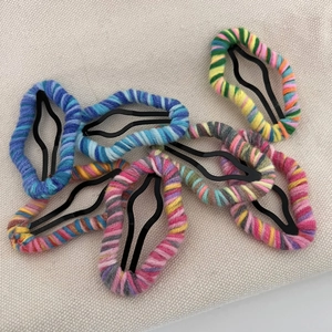 Pinzas para el pelo envueltas en hilo colorido con diseño de ondas y tonos macaron